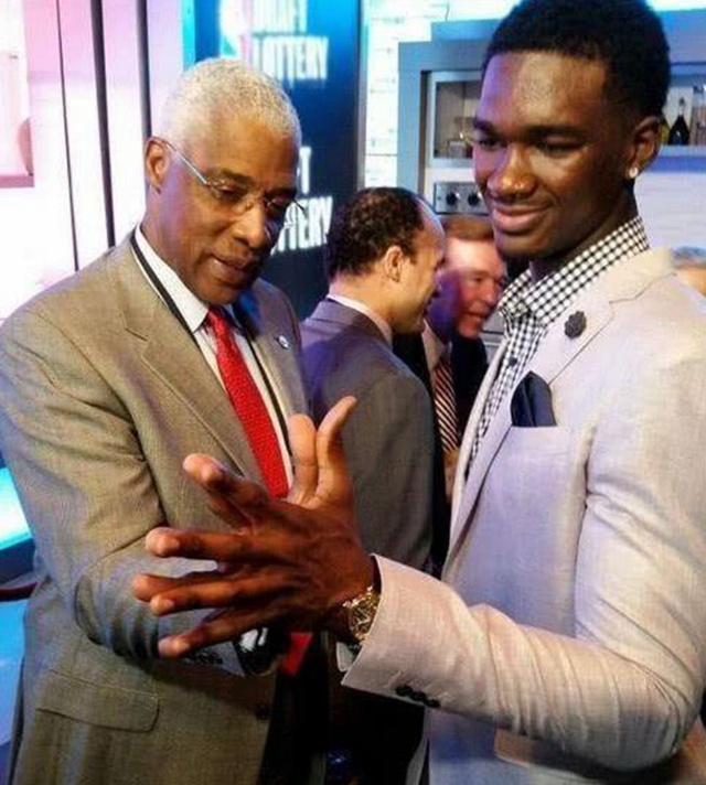 塞尔塔主帅称阿隆索是皇马最佳教练人选（塞尔塔主帅：阿隆索是皇马帅位最佳人选）