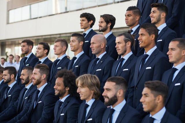 阿尔巴达成迈阿密百场里程碑，获赠纪念球衣+全队合影庆祝（阿尔巴迈阿密百场达成：获赠纪念球衣，与全队合影庆祝）