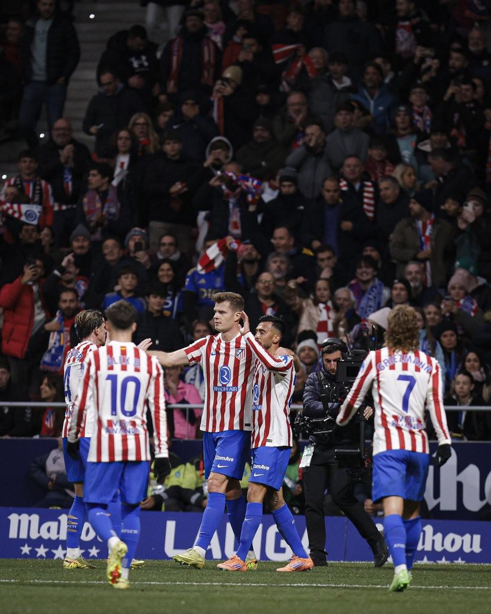 同一天绝代双骄各进一球！以下是媒体对C罗和梅西的...（同日建功！C罗与梅西各下一城，媒体热议）