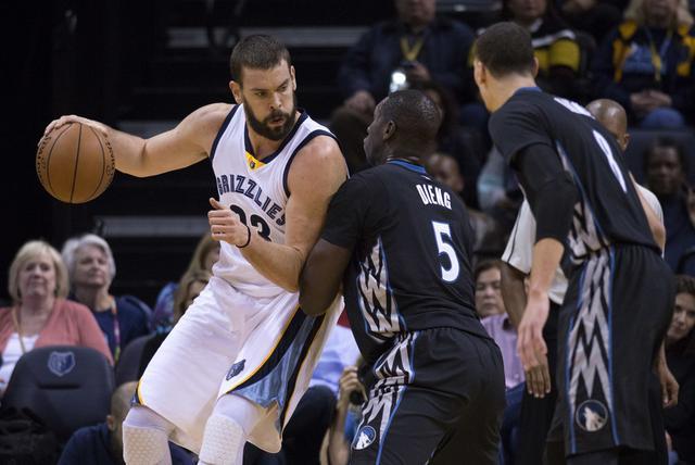 足协杯赛前举办垫场赛，张凌峰等四名成年球员对阵五十名小球员（足协杯赛前上演垫场表演赛：张凌峰领衔四名成年球员对阵50名小球员）