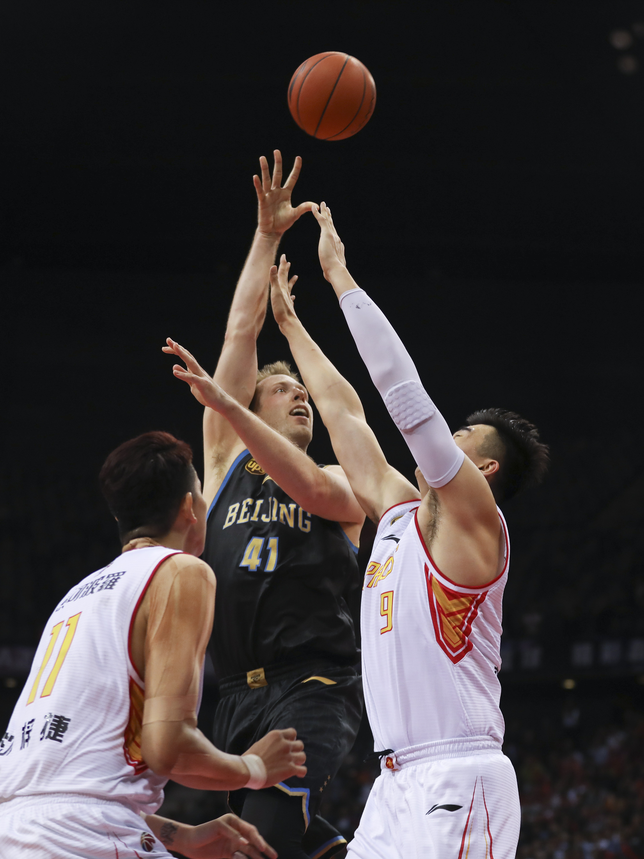 库蒂尼奥为小儿子庆祝生日，一家人身穿他效力过球队的球衣（库蒂尼奥为幼子庆生，全家身着其曾效力球队的战袍）