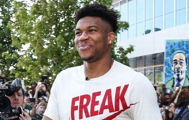 塔利亚菲科：不认为与梅西的对比会影响马斯坦托诺，他很专注（塔利亚菲科：与梅西的比较不会影响马斯坦托诺，他依然十分专注）