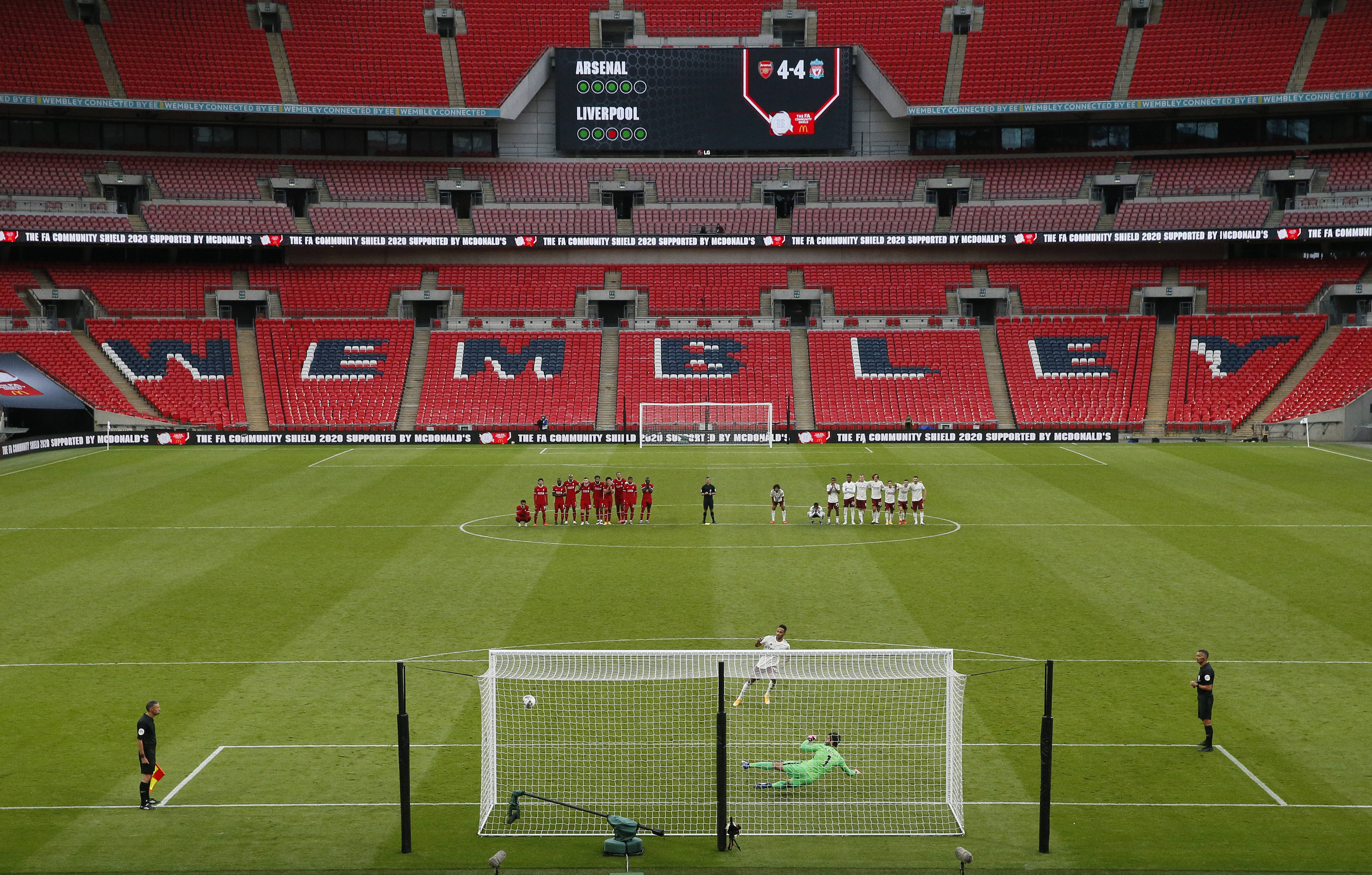 詹姆斯篮板抢断关键时刻锁定胜局（詹姆斯关键时刻抢板断球，锁定胜利）