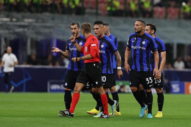 澳超半场：埃利奥特自摆乌龙，中央海岸水手1-1奥克兰FC（澳超半场：埃利奥特送出乌龙，中央海岸水手与奥克兰FC1-1战平）