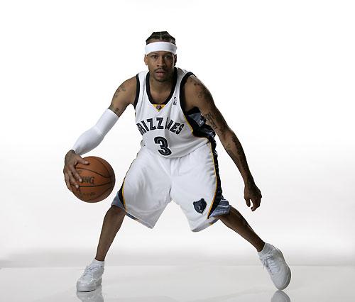 看巴萨被布鲁日进了三个球，想笑了。（目睹布鲁日对巴萨连下三城，我忍俊不禁）